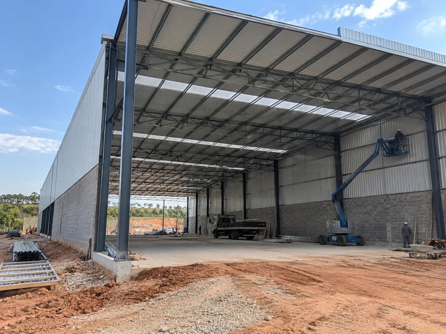 Galpão com estrutura metálica e cobertura construído pela WSN Empreendimentos